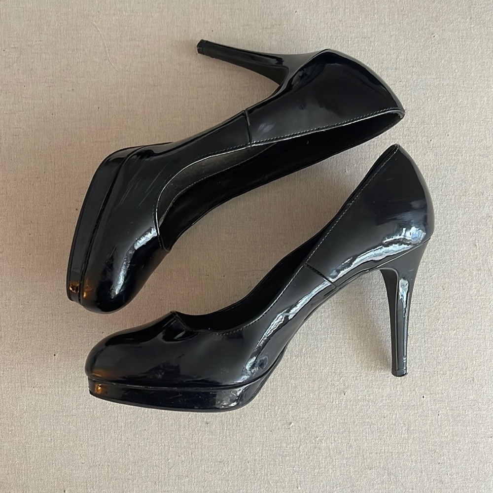 Black patent leather platform pumps